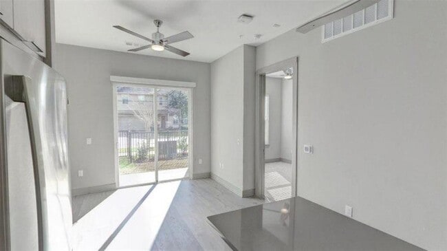 Building Photo - 401 W 25th St
