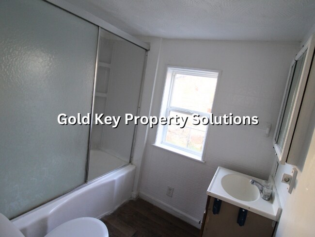 Building Photo - Cute 2 BR 1 BA House with Enclosed Porch a...