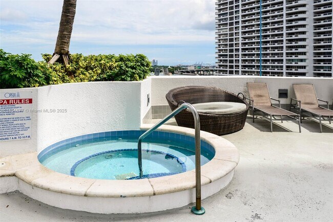 Building Photo - 1750 N Bayshore Dr
