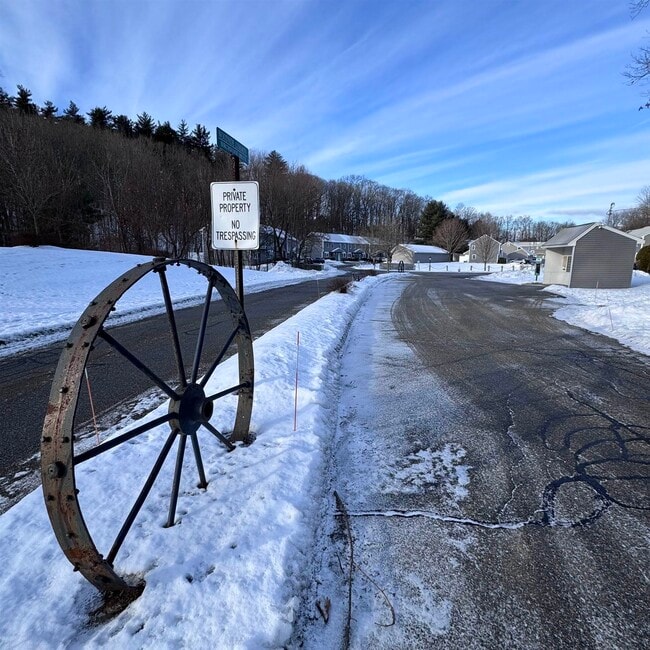 Building Photo - 32 Birchwood Dr