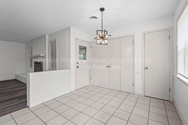 Building Photo - 6326 Thornfield Dr