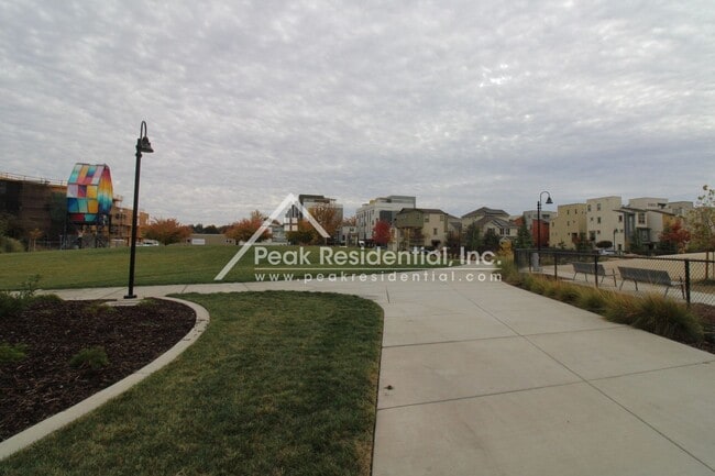 Building Photo - Beautifully Updated 1bd/1ba Land Park Area Condo with 1 Car Garage!