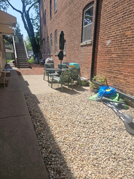 Building Photo - 6040 N Avondale Ave