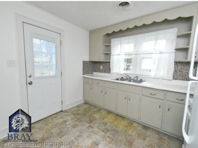 Building Photo - Centrally located charming cottage!