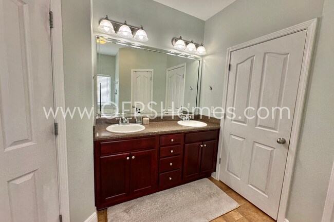 Building Photo - South Crestview 3/2 Available 8/1