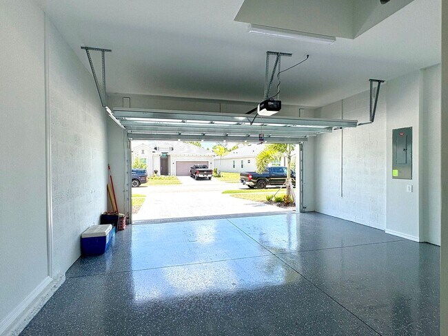 Building Photo - Brand New Luxury Rental in Wellen Park – Never Lived In!