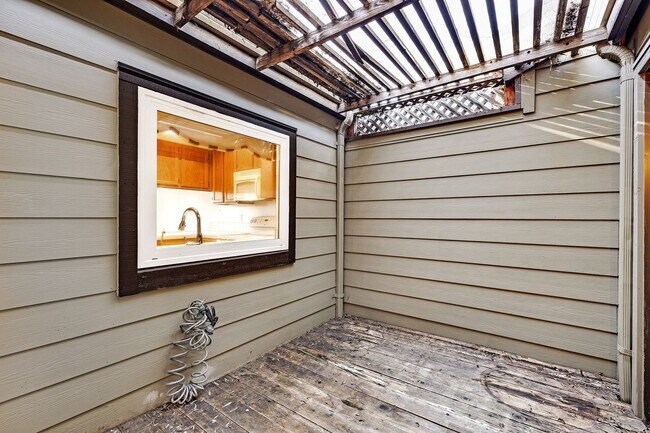 Building Photo - Beautiful Townhome in the Heart of Pleasanton