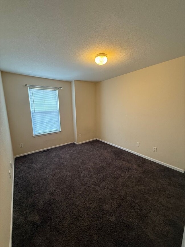 Building Photo - Charming Townhome, Prime Location, Cozy Li...