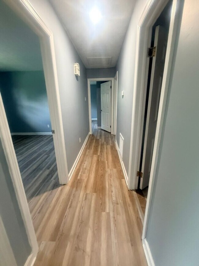 Building Photo - Spacious Maryville City Rental with Finished Basement & Lawn Care Included!