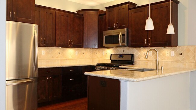 Building Photo - 3 bedrooms 2.5 baths  house in Eastlake- Chula Vista