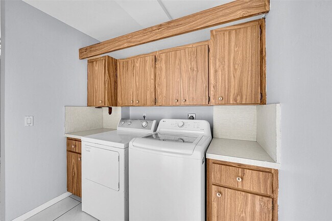 Building Photo - 1713 Whitehall Dr