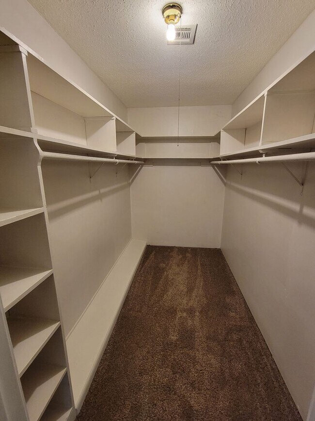 Building Photo - Cute 3B/2B Home Available on October 1st!