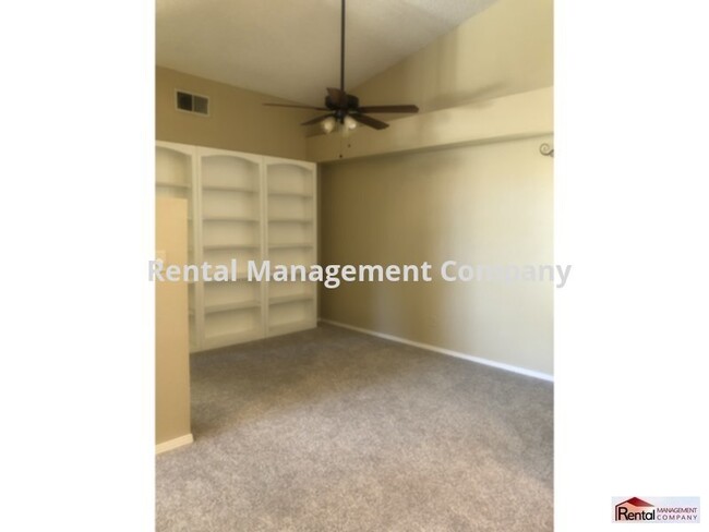 Building Photo - Great Home, beach entry pool, quiet neighborhood