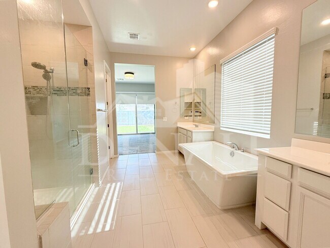 Building Photo - 1153 E Nolan Pl