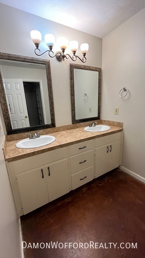 Building Photo - 308 Woodrun Dr