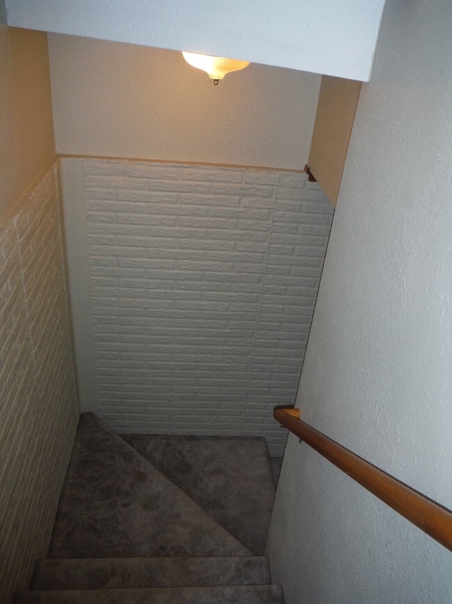 Building Photo - Cute 3 Bedroom Condo w/ Bonus Room - Walki...