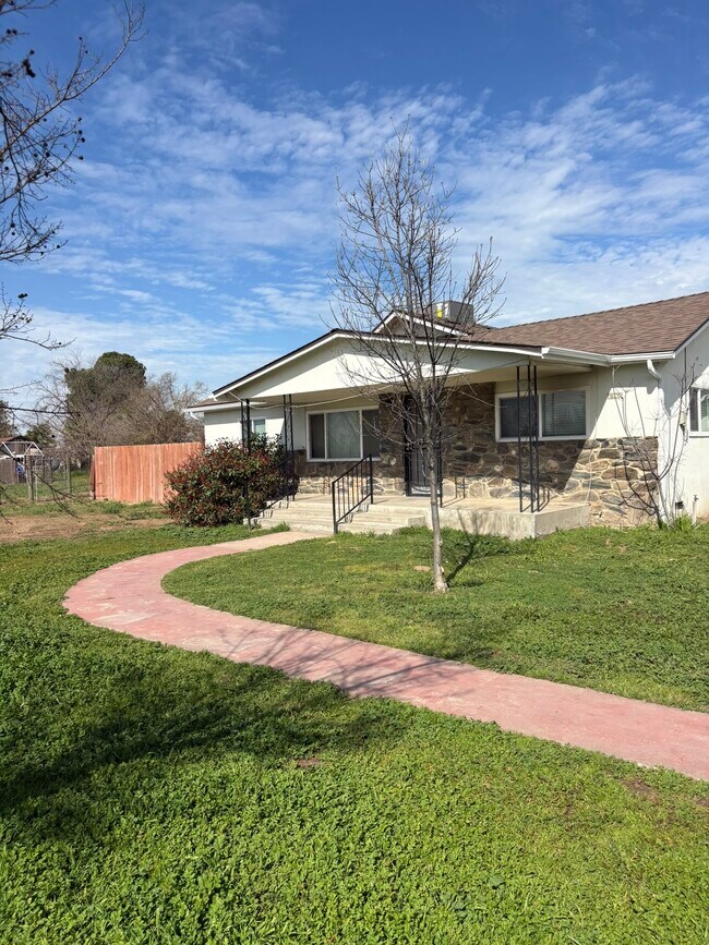 Building Photo - 6832 E Harvey Ave