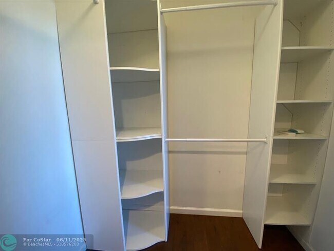 Building Photo - 1050 SE 15th St