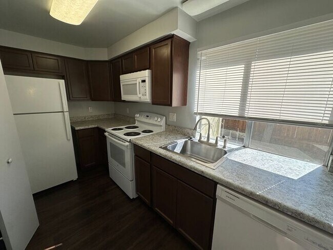 Building Photo - 845 Ridgewood Dr
