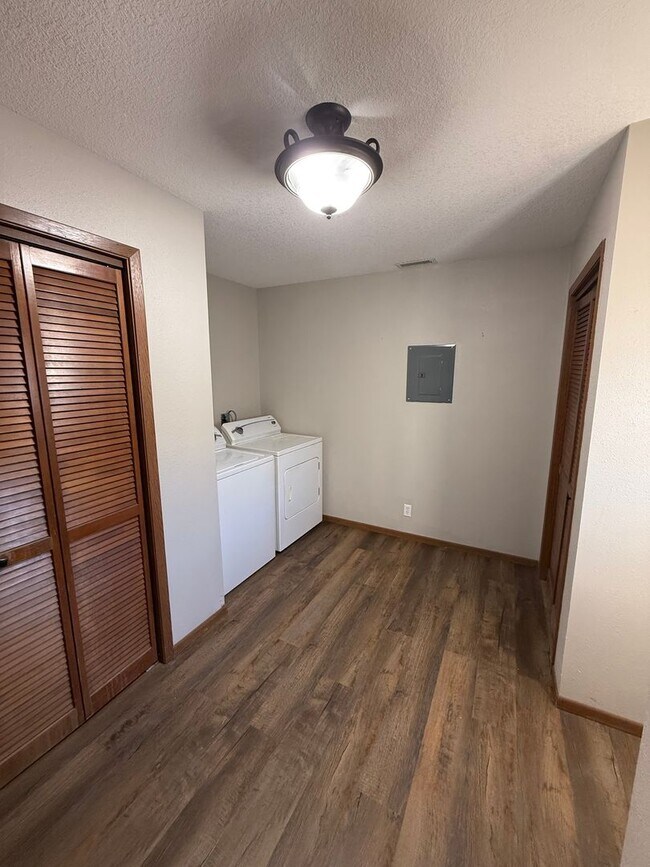 Building Photo - Main Level Townhome