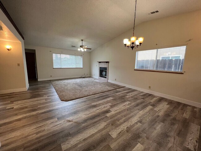 Building Photo - 2 Bed 2 Bath Home