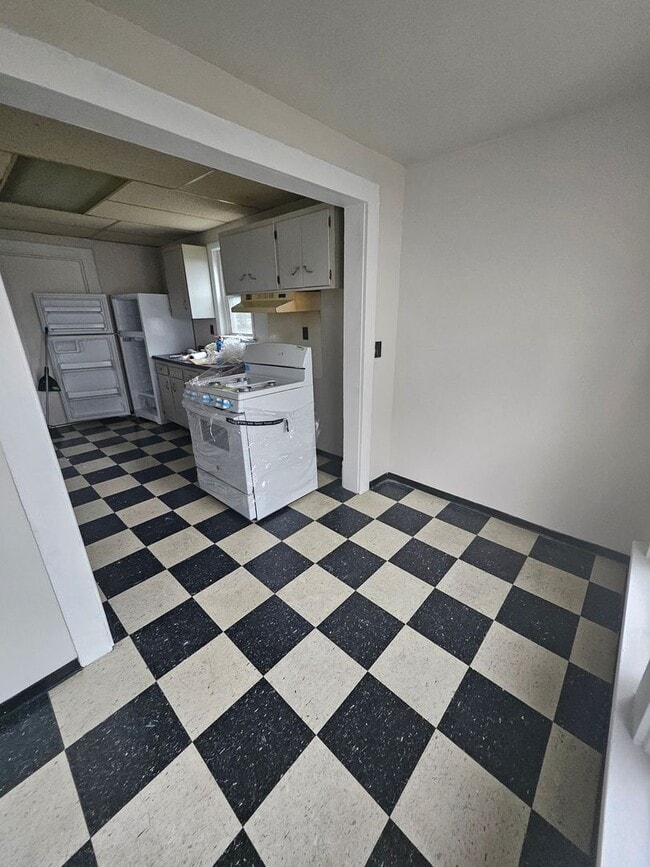 Building Photo - Lower 3 bedroom west side