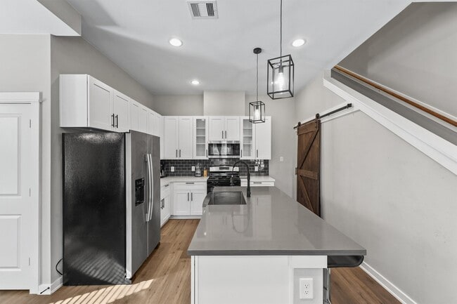 Building Photo - 6704 Parker Grv Ln