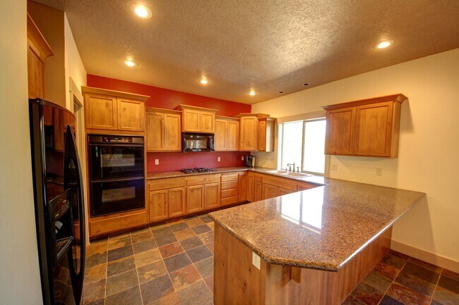 Building Photo - MOVE IN SPECIAL: FREE FIRST MONTH'S RENT!!...