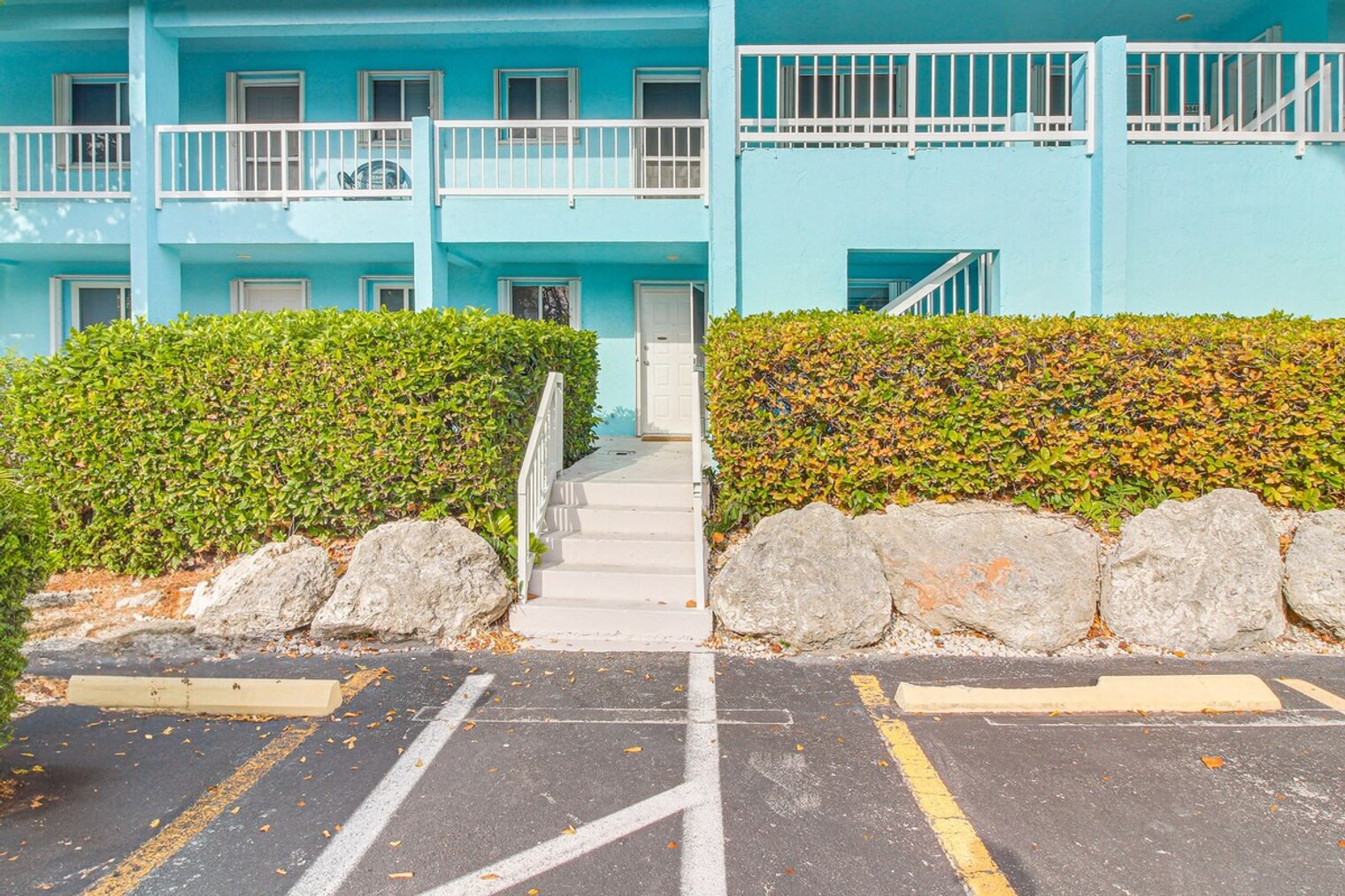 Building Photo - 9860 Leeward Ave