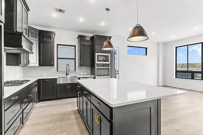 Building Photo - 702 Resort Dr