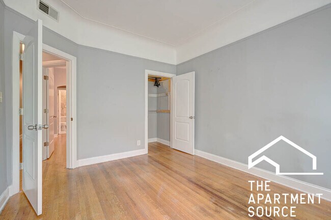 Building Photo - 907 W Belmont Ave