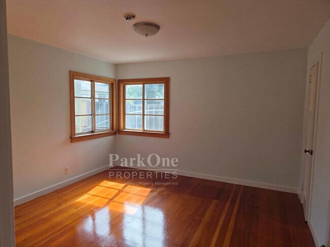Building Photo - Adorably Rustic home 2 blocks from the shore.