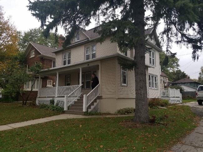 Building Photo - 522 W Maple Ave