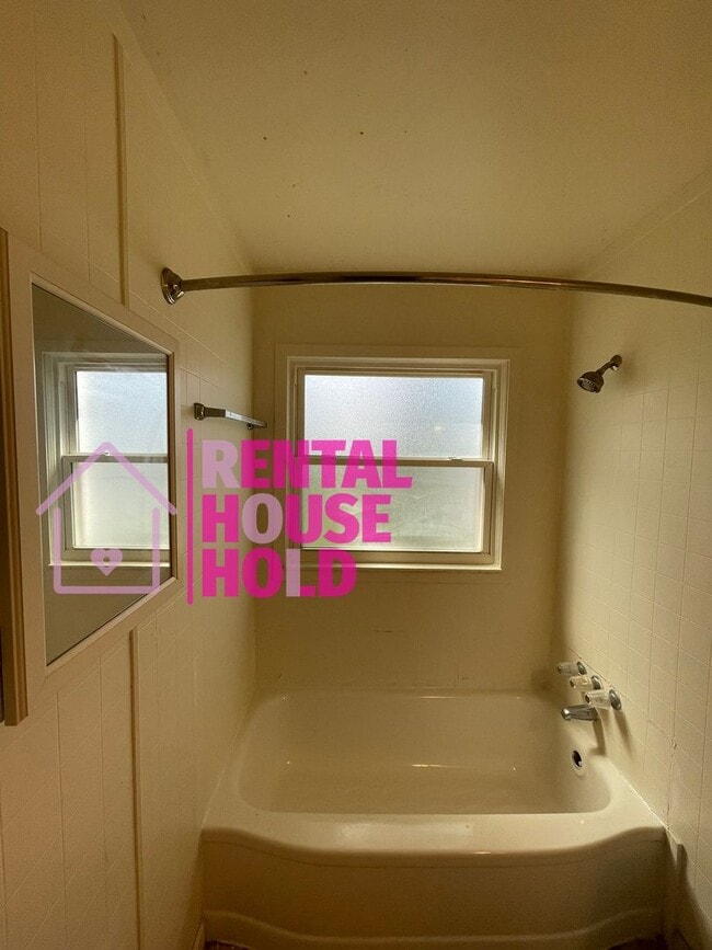 Building Photo - Stunning 3-Bedroom 1-Bath Bunglaow Located...