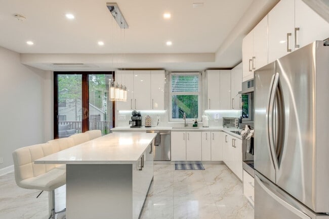 Building Photo - 2135 Rosemont Dr