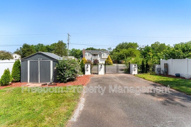 Building Photo - 194 Holden Dr