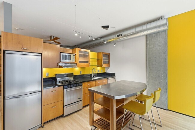 Building Photo - Modern Pearl District Condo – Studio with Alcove Bedroom + 1 Bath with City Views