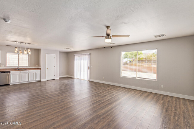 Building Photo - 1009 S 239th Dr