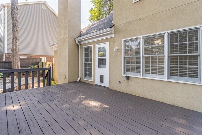 Building Photo - 736 Singley Dr
