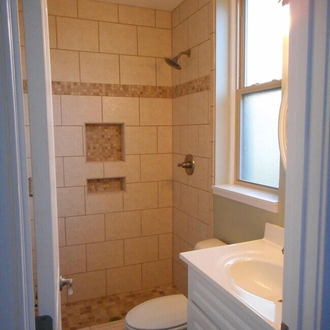 Building Photo - 447 Taylor Ave