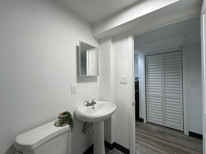 Building Photo - 1634 N Whipple St