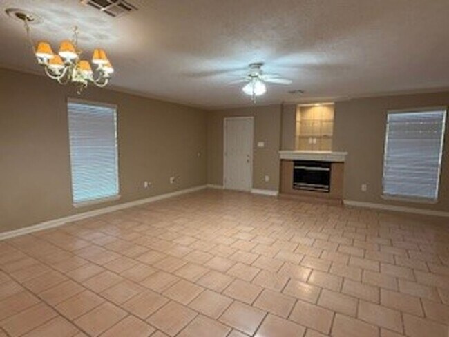 Building Photo - 4 Laura Dr