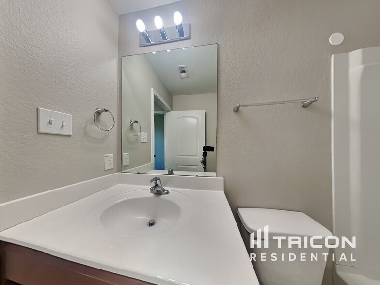 Building Photo - 652 Totem Trail Dr