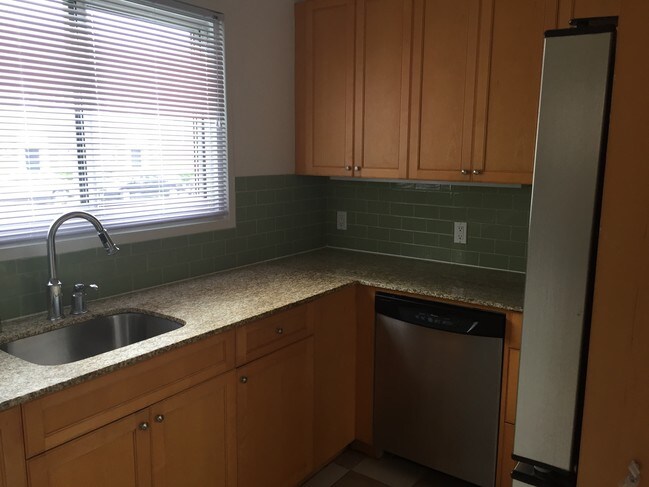 Building Photo - 332 Garces Dr