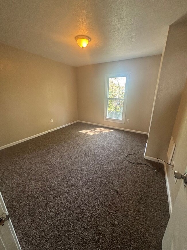 Building Photo - 4bd Single Cash Pay/Section 8