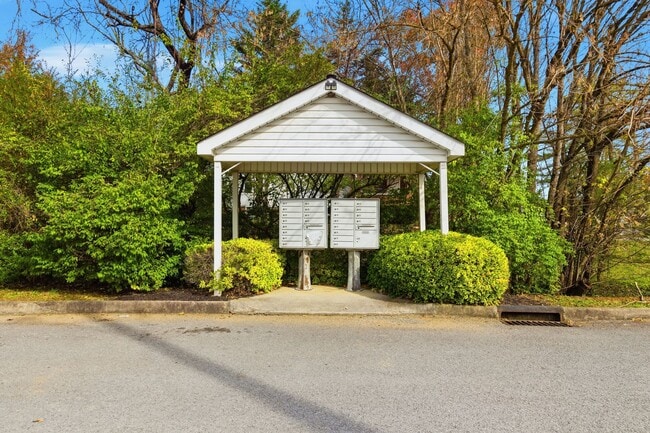 Building Photo - Knoxville 37912 - 2 bedroom 1.5 bath condo - call Jean Chung 865-386-1022