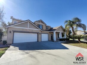 Building Photo - Beautiful 4 bedroom / 3 bathroom home