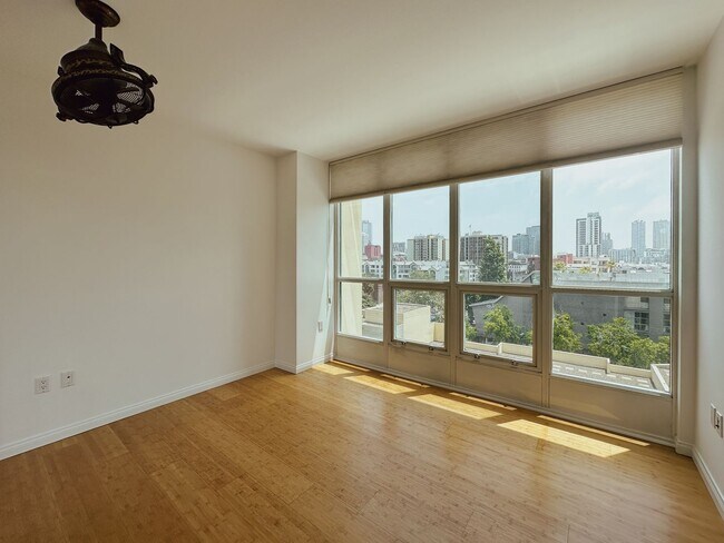 Building Photo - Modern 2 Bed, 2 Bath Condo in the Heart of the Marina District