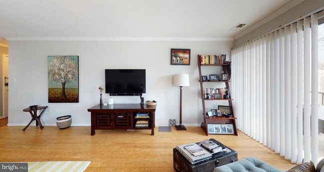 Building Photo - 31 Canterbury Square