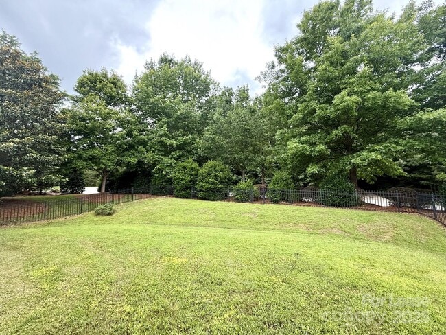 Building Photo - 1304 Ridgehaven Rd
